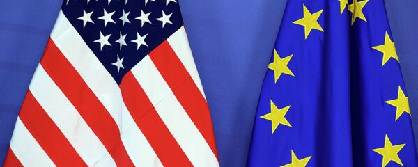The US national flag (L) and the flag of the European Union are placed side-by-side during the Transatlantic Trade and Investment Partnership (TTIP) meeting at the European Union Commission headquarter in Brussels, on July 13, 2015 The US national flag (L) and the flag of the European Union are placed side-by-side during the Transatlantic Trade and Investment Partnership (TTIP) meeting at the European Union Commission headquarter in Brussels, on July 13, 2015 - Sputnik Mundo