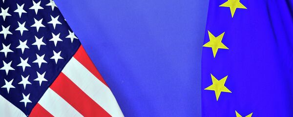 Banderas de EEUU y la UE Banderas de EEUU y la UE - Sputnik Mundo