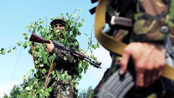 A Ukrainian serviceman wearing camouflage takes part in a military drill with US troops in Yavoriv polygon, Lviv district, western Ukraine, on July 22, 2015 - Sputnik Mundo