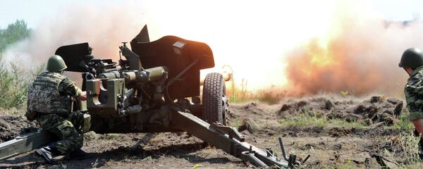 Fire from an anti-tank gun MT-12 Rapira during their graduation exercises on Chuguyev shooting range - Sputnik Mundo