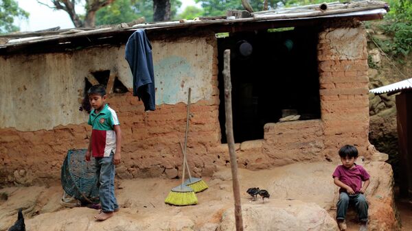 Niños permanecen frente a su humilde hogar en El Magueyito, estado de Guerrero, México, el 19 de julio de 2015 - Sputnik Mundo