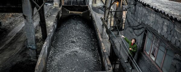 Carga de carbón en una minería en Donetsk Carga de carbón en una minería en Donetsk - Sputnik Mundo
