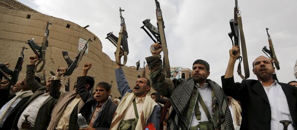 Armed Houthi followers demonstrate against Saudi-led air strikes in Yemen's capital Sanaa - Sputnik Mundo