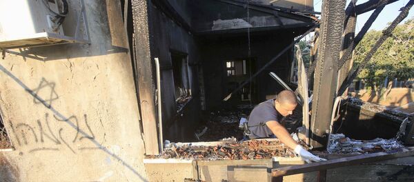 Policía israelí examina casa quemada con inscripción en hebreo que dice «Venganza» - Sputnik Mundo