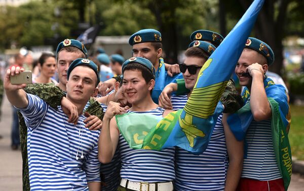 Jovenes celebran el día de las Fuerzas Aerotransportadoras de Rusia - Sputnik Mundo