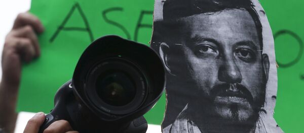 La imagen del fotoperiodista Rubén Espinosa en una protesta contra su asesinato en el monumento Ángel de la Independencia en Ciudad de México - Sputnik Mundo