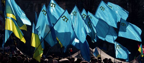 Los banderas de Ucrania y tártaros crimeos durante una manifestación en apoyo de los tártaros de Crimea (archivo) - Sputnik Mundo