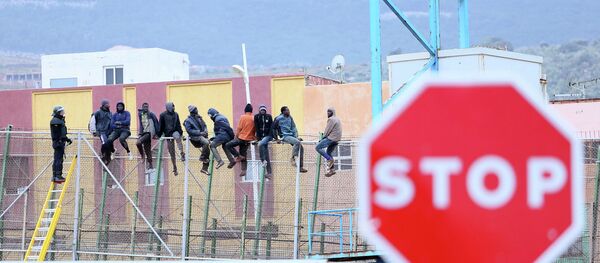 Migrantes intentan saltar la valla de Melilla - Sputnik Mundo