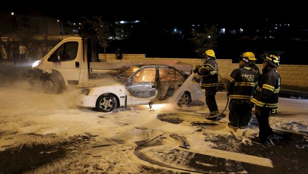 Coche que se incendió del cóctel mólotov en el barrio de Beit Hanina, Jerusalén este, el 3 de agosto, 2015 - Sputnik Mundo