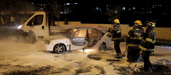 Coche que se incendió del cóctel mólotov en el barrio de Beit Hanina, Jerusalén este, el 3 de agosto, 2015 Coche que se incendió del cóctel mólotov en el barrio de Beit Hanina, Jerusalén este, el 3 de agosto, 2015 - Sputnik Mundo
