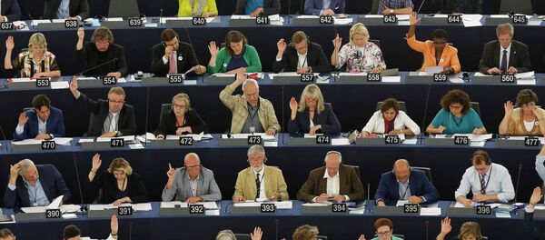 Members of the European Parliament take part in a voting session at the European Parliament in Strasbourg, France, July 9, 2015. - Sputnik Mundo