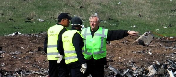 Expertos holandeses y malasios en el lugar de accidente de MH17 Expertos holandeses y malasios en el lugar de accidente de MH17 - Sputnik Mundo