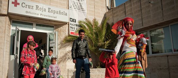 Familia de refugiados se va de centro de Cruz Roja Española - Sputnik Mundo