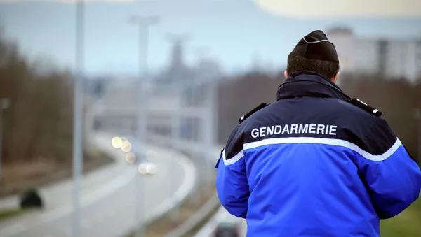 Policía francés cerca la frontera con Suiza