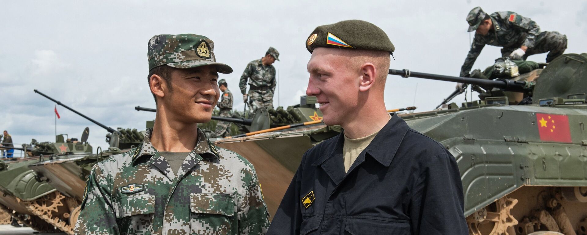 Un soldado chino y un soldado ruso durante las maniobras conjuntas ruso-chinas (archivo) - Sputnik Mundo, 1920, 30.05.2024