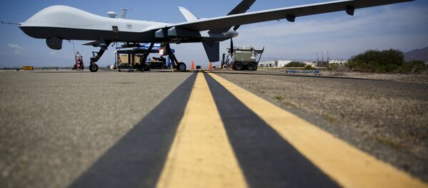 A General Atomics MQ-9 Reaper stands on the runway during Black Dart, a live-fly, live fire demonstration of 55 unmanned aerial vehicles, or drones, at Naval Base Ventura County Sea Range, Point Mugu, near Oxnard, California July 31, 2015 - Sputnik Mundo