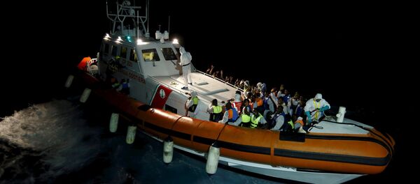 Migrantes en el mar Mediterráneo entre Libia y la isla italiana de Lampedusa - Sputnik Mundo