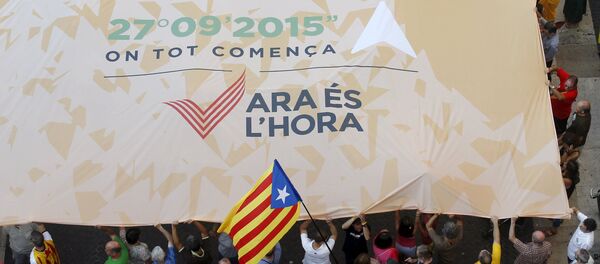 Los partidarios de favor de la independencia de Cataluña en la plaza de Sant Jaume en Barcelona - Sputnik Mundo