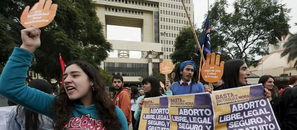 La manifestación en apoyo al proyecto de la ley del gobierno chileno que busca legalizar el aborto - Sputnik Mundo