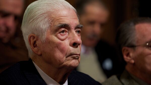 El general Luciano Benjamín Menéndez asiste al juicio en su contra en Córdoba - Sputnik Mundo