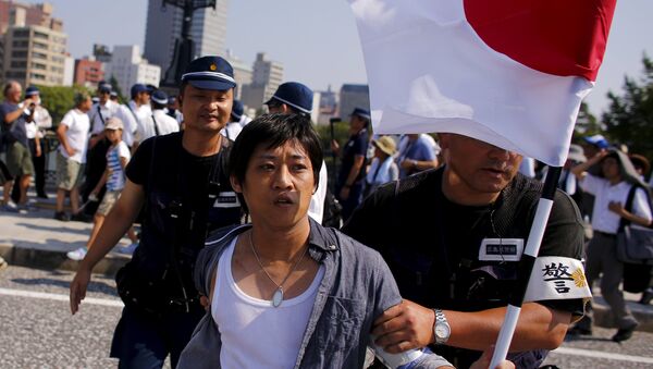 Protesta contra la guerra cerca de la Cúpula de la Bomba Atómica en Hiroshima, Japón, el 5 de agosto, 2015 - Sputnik Mundo