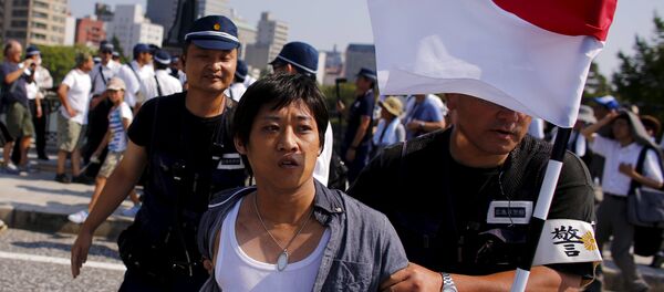 Protesta contra la guerra cerca de la Cúpula de la Bomba Atómica en Hiroshima, Japón, el 5 de agosto, 2015 - Sputnik Mundo