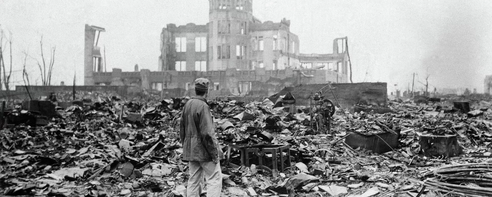 Un corresponsal aliado entre los escombros de lo que fue un cine en Hiroshima, Japón, un mes después de que Estados Unidos lanzara la primera bomba atómica utilizada en una guerra, el 6 de agosto de 1945.
Un corresponsal aliado entre los escombros de lo que fue un cine en Hiroshima, Japón, un mes después de que Estados Unidos lanzara la primera bomba atómica utilizada en una guerra, el 6 de agosto de 1945.
- Sputnik Mundo, 1920, 08.11.2022