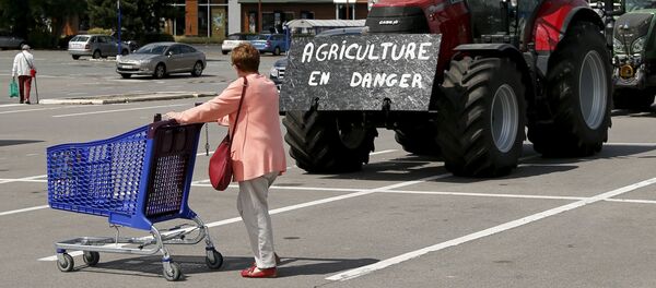 Agricultores belgas bloquean con sus tractores la entrada a un supermercado durante una protesta en Bruselas, el 31 de julio, 2015 - Sputnik Mundo