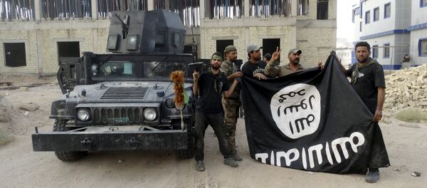 Fuerzas de Seguridad de Irak con la bandera del Estado Islámico en la provincia de Anbar, el 26 de julio, 2015 - Sputnik Mundo