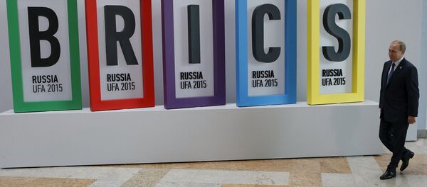 Russian President Vladimir Putin arrives for the welcoming ceremony during the BRICS Summit in Ufa, Russia - Sputnik Mundo