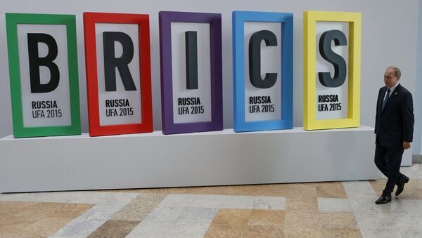 Russian President Vladimir Putin arrives for the welcoming ceremony during the BRICS Summit in Ufa, Russia - Sputnik Mundo