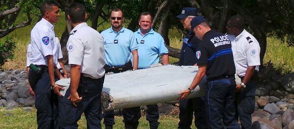 Pieza que pertenece al avión del vuelo MH370 Pieza que pertenece al avión del vuelo MH370 - Sputnik Mundo