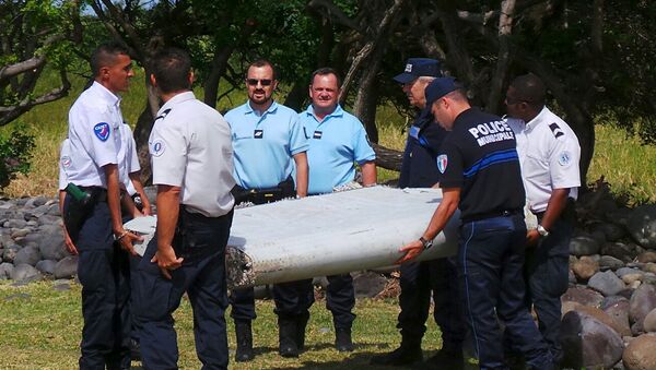 Pieza que pertenece al avión del vuelo MH370 - Sputnik Mundo