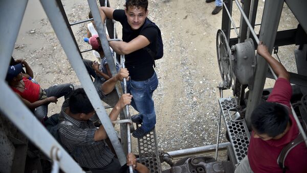 Central American migrants ride the train called The Beast in their attemp to reach the border between Mexico and The United States. - Sputnik Mundo