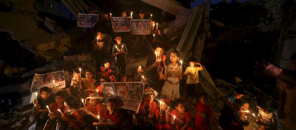 Niños palestinos encienden las velas para recordar un bebé que fue matado por los colonos judíos - Sputnik Mundo