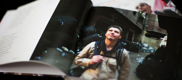 Libro Zona de conflicto con la selección de mejores obras del reportero gráfico Andréi Stenin - Sputnik Mundo