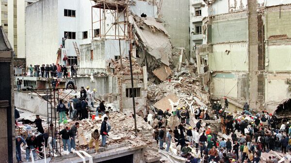 Rescue workers search for survivors and victims in the rubble after a powerful car bomb destroyed the Buenos Aires headquarters of the Argentine Israelite Mutual Association (AMIA) - Sputnik Mundo