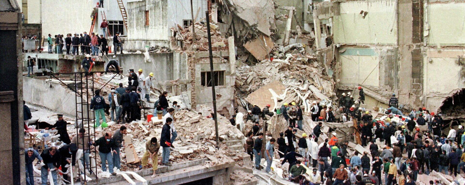 Rescue workers search for survivors and victims in the rubble after a powerful car bomb destroyed the Buenos Aires headquarters of the Argentine Israelite Mutual Association (AMIA) - Sputnik Mundo, 1920, 19.07.2021