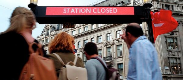 Gente pasa cerca una estación cubierta en Londres - Sputnik Mundo