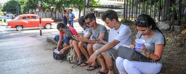 Cubanos se conectan a internet en una calle de La Habana - Sputnik Mundo