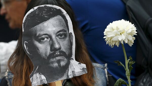 La imagen del fotoperiodista Rubén Espinosa en una protesta contra su asesinato en el monumento Ángel de la Independencia en la Ciudad de México - Sputnik Mundo
