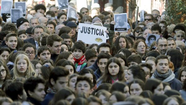 People are seen holding up pictures of the victims of the AMIA Jewish center bombing during a ceremony to mark the 21th anniversary of the 1994 attack that left 85 dead in Buenos Aires, Argentina, July 17, 2015 - Sputnik Mundo