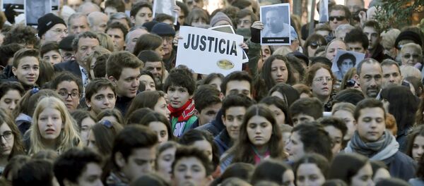 Manifestantes con fotos de victimas de ataque a la AMIA durante un mitin en conmemoración de 21º aniversario de atentado en Buenos Aires, Argentina - Sputnik Mundo