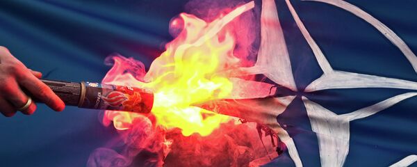 La bandera de la OTAN encendida - Sputnik Mundo