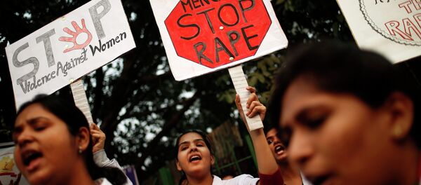 Indian physiotherapy students hold placards at a rally on the 1st anniversary of the fatal gang rape of a young woman in a bus New Delhi, India, Monday, Dec. 16, 2013. - Sputnik Mundo