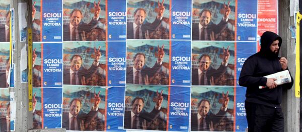 Pósteres promocionan el candidato presidencial Daniel Scioli en La Matanza, Argentina, el 29 de julio, 2015 - Sputnik Mundo