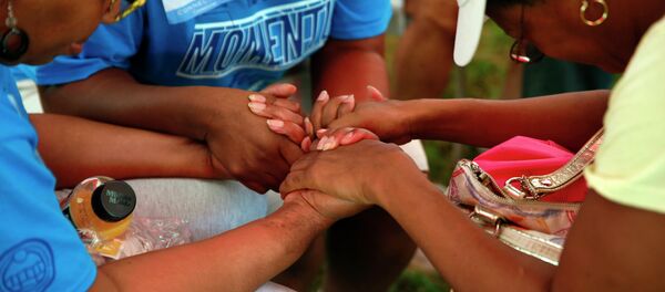 Vecinos de Ferguson rezan durante la misa conjunta de las iglecias de la cuidad - Sputnik Mundo