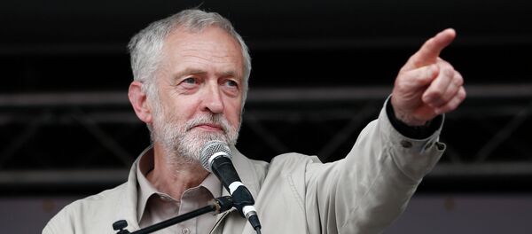 Labour MP Jeremy Corbyn speaks to protesters following a march against the British government's spending cuts and austerity measures in London on June 20, 2015. - Sputnik Mundo
