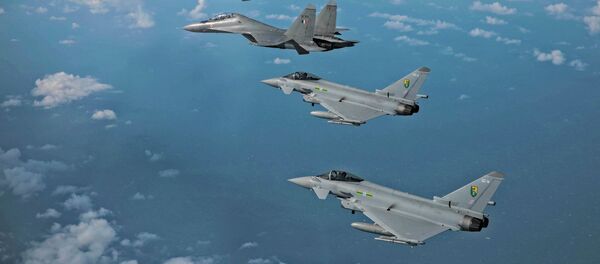 Sukhoi Su-30MKI y RAF Typhoon FGR4 durante los ejercicios conjuntos Indradhanush 2015 - Sputnik Mundo