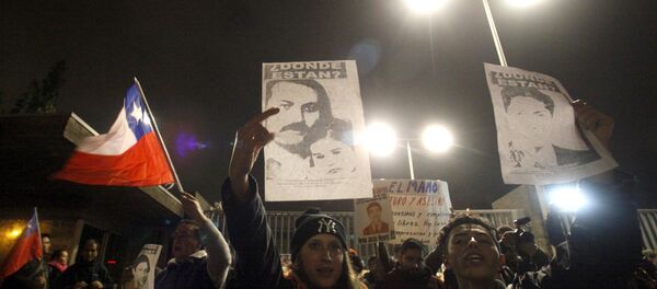 Demonstrators shout slogans as they gather outside the military hospital where Manuel Contreras, former head of ex-dictator Augusto Pinochet's feared secret police DINA, died in Santiago, Chile August 8, 2015. - Sputnik Mundo